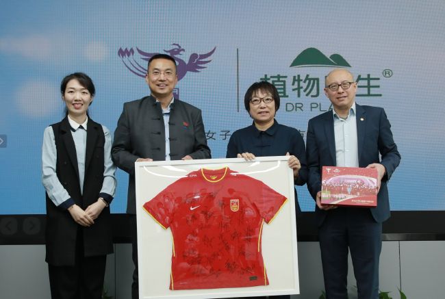 女人趴下脱了内裤光着屁股喷白